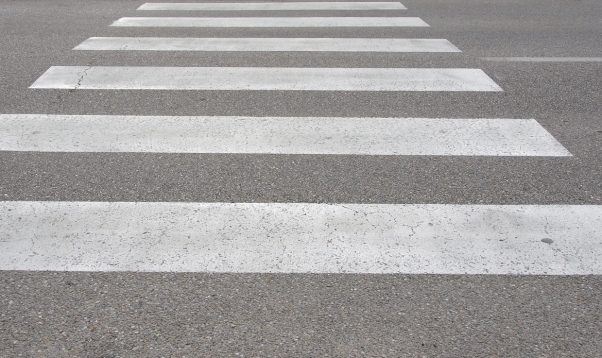 Uz gājēju pārejas Bauskā notriec sievieti