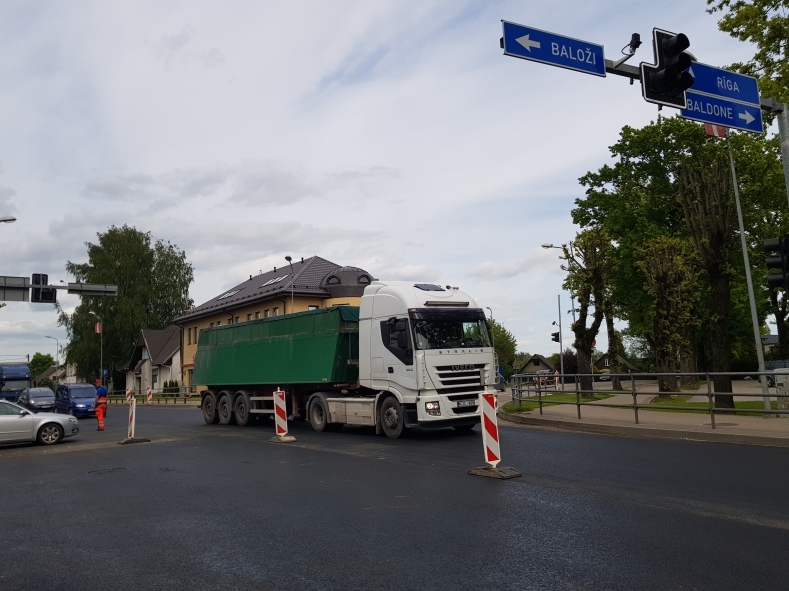 Ceļa remontdarbi Iecavā ieilgs līdz jūnija beigām