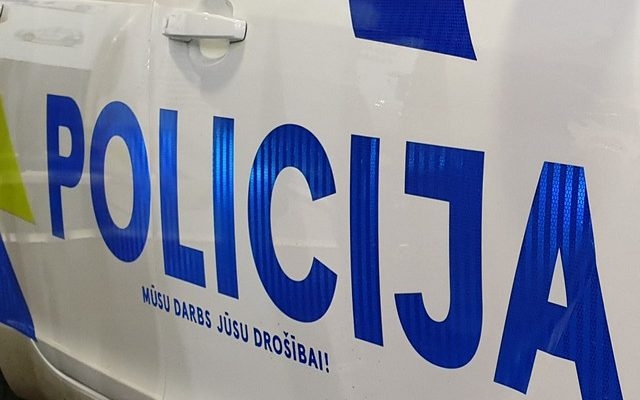 Motociklists, krītot apļveida krustojumā Bauskā, gūst traumas