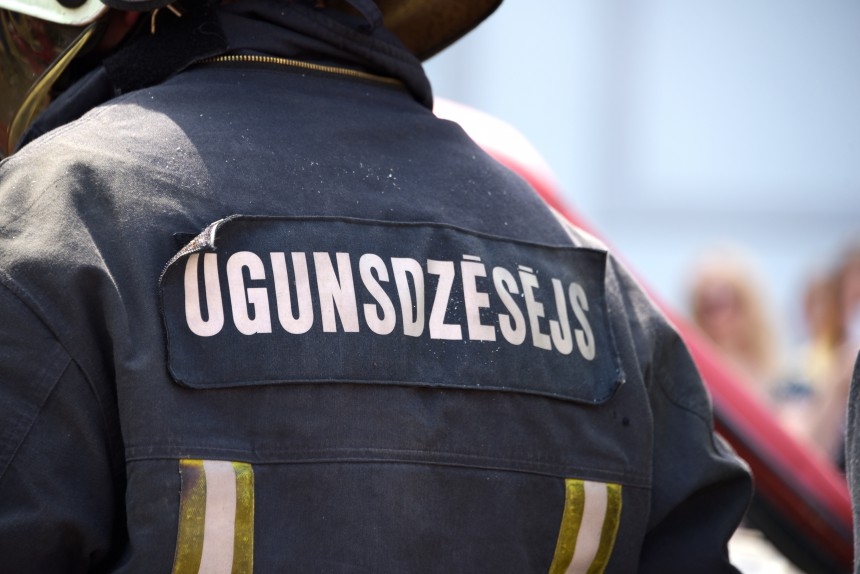 Atkal degusi sausā zāle Rundāles pagastā
