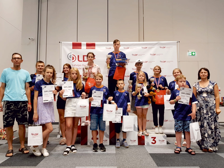 Dambretistiem pieci kausi