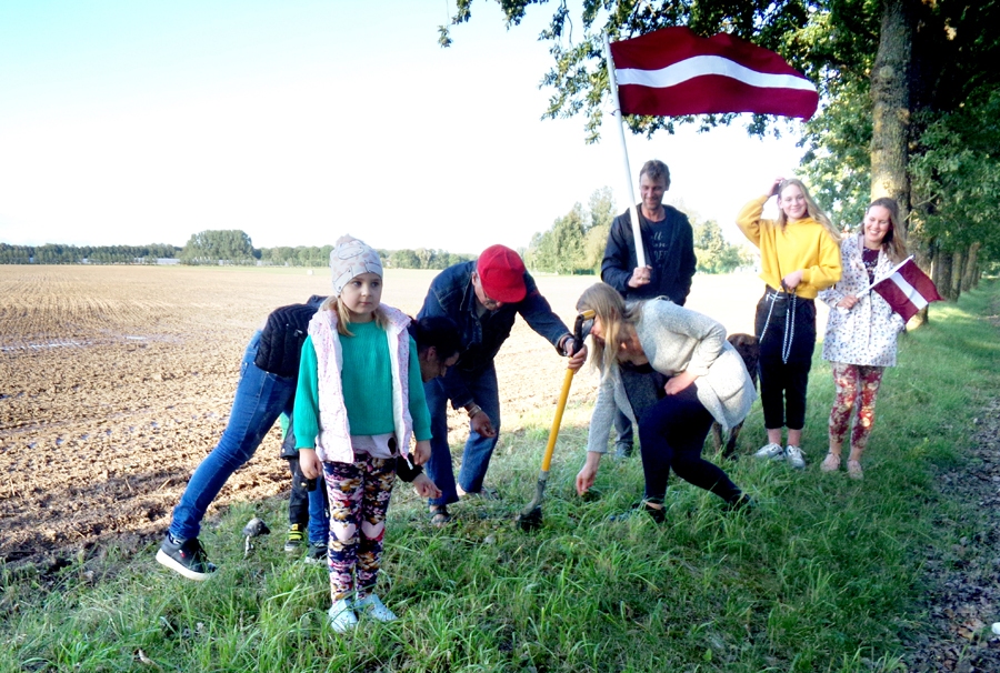 Iecavā stāda ozolus Latvijas stiprumam