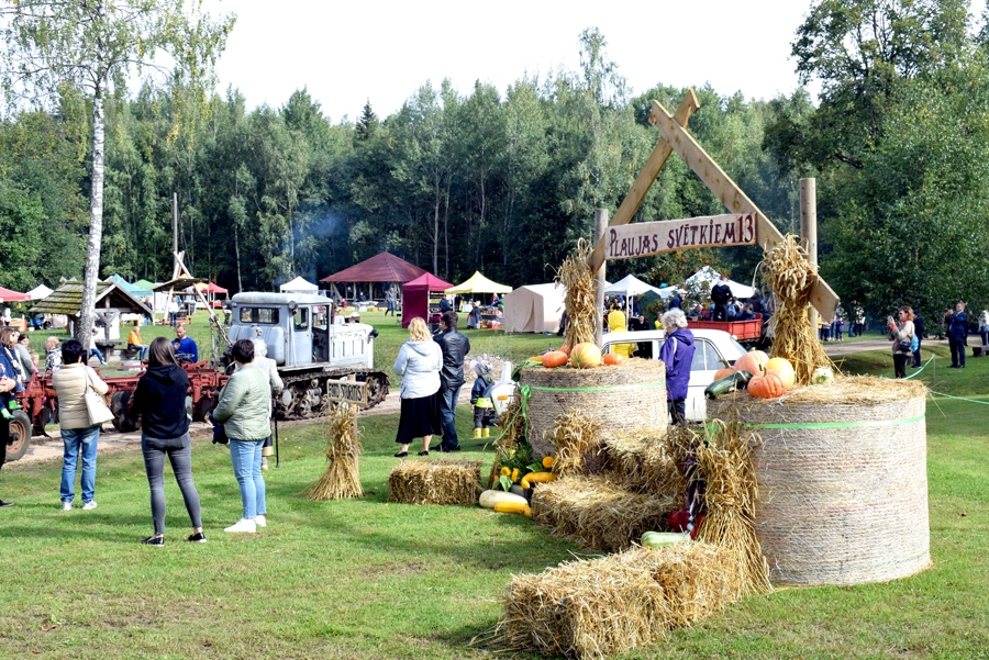 Fotomirkļi no Pļaujas svētkiem «Ausekļu dzirnavu» muzejā
