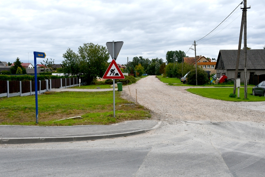 Iecavā atjauno segumu trijās ielās