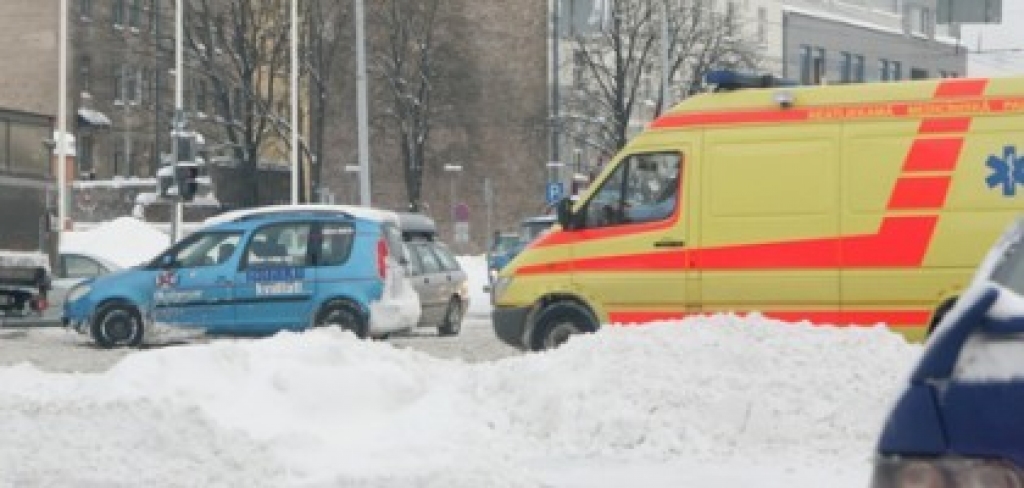 Sniega dēļ arī ātrā palīdzība brauc lēnāk