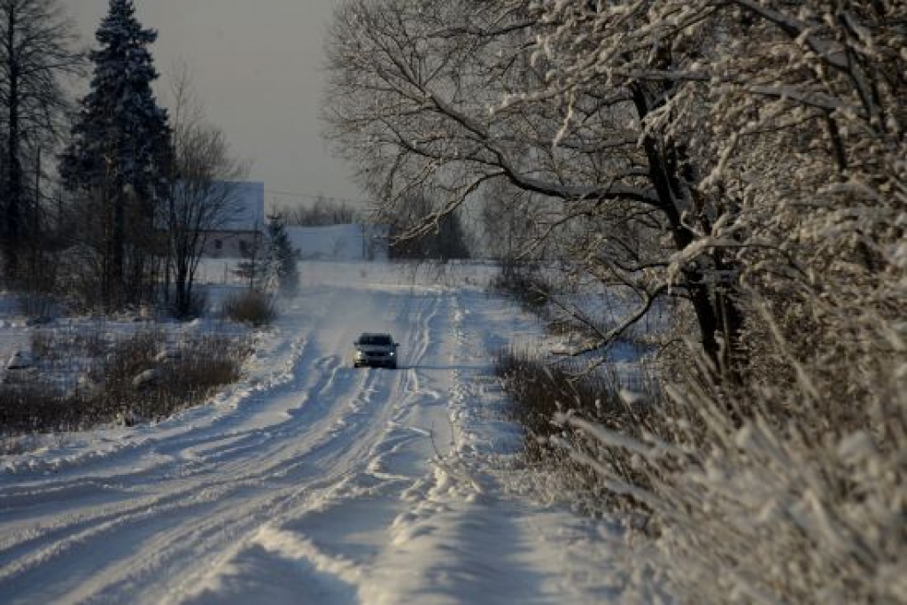 Vecumniekos auto notriec gājēju