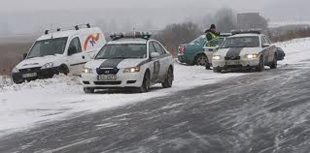 Policija aicina vadītājus braukt ļoti uzmanīgi