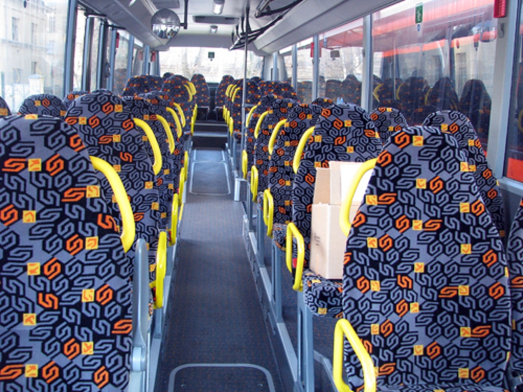 Oranžie autobusi dodas pirmajā reisā