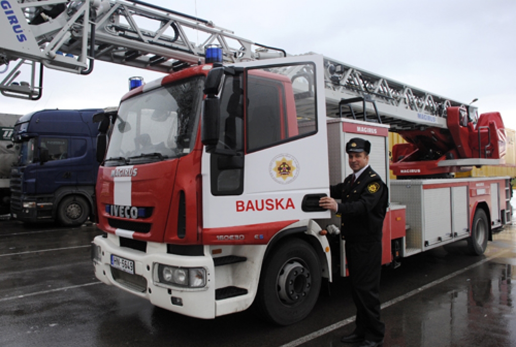Jelgavas un Bauskas ugunsdzēsēji ar Eiropas fonda atbalstu tikuši pie jaunām autokāpnēm 