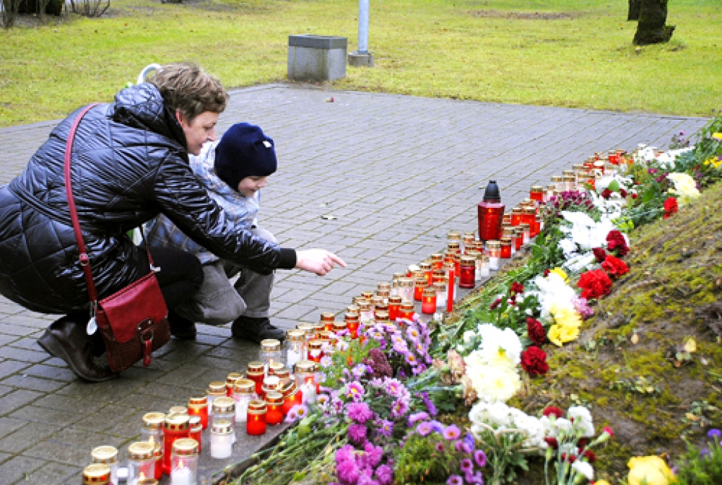 Brīvības cīnītāju piemiņu 11. novembrī silda svecīšu liesmiņas