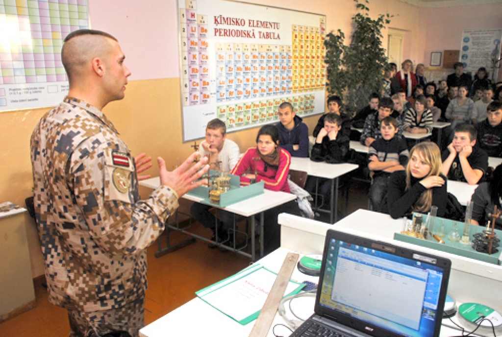 Karavīrs skolēniem stāsta par misiju Afganistānā