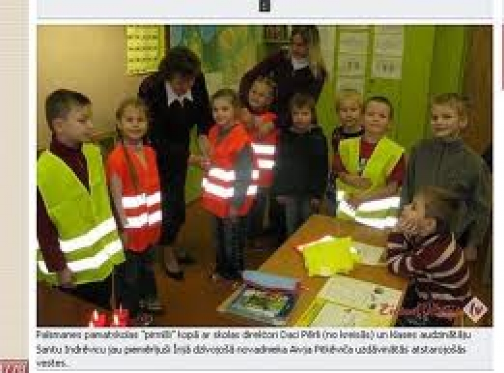 Bērniem dāvā atstarojošās vestes