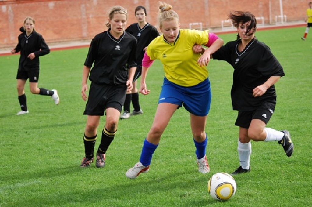 Meitenes izvēlas sporta karali – futbolu