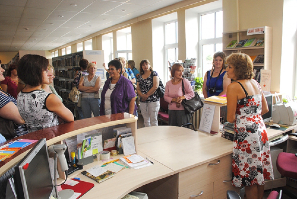 Bibliotekāres uzņem ciemiņus