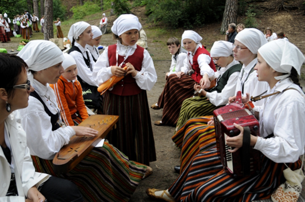 Folkoristi bauda svētkus Brīvdabas muzejā 