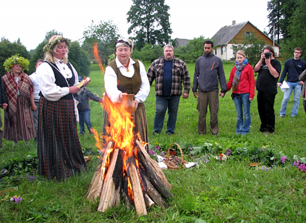 Vecumniekos Jāņus ielīgo pasaules apceļotāji