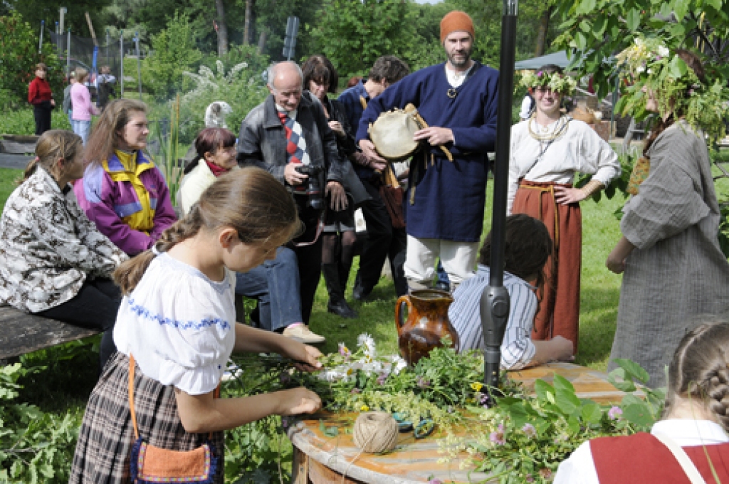 Ielīgošana Rundālē – ar vainagiem, klimpām un «Skroderdienām»