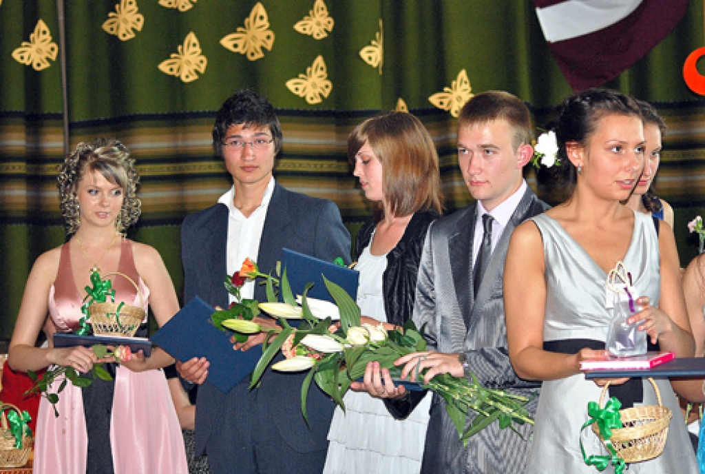 Bauskas 2. vidusskolu absolvē 105 jaunieši