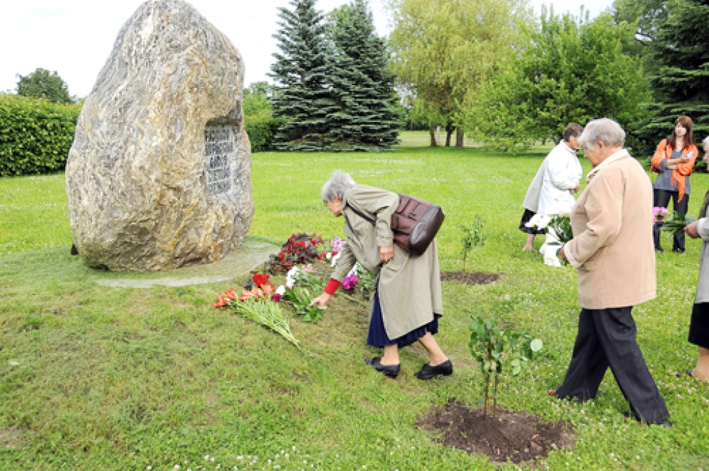 Rundāles novadā piemin represijās cietušos