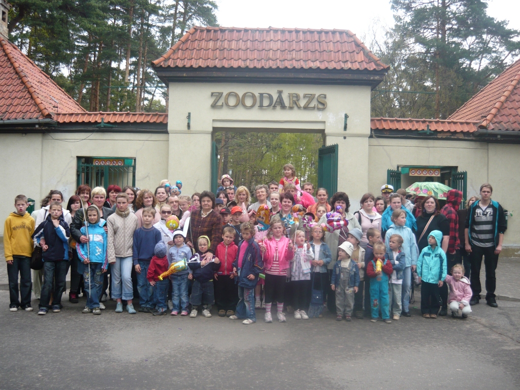 Lielās ģimenes pavada dienu Zoodārzā
