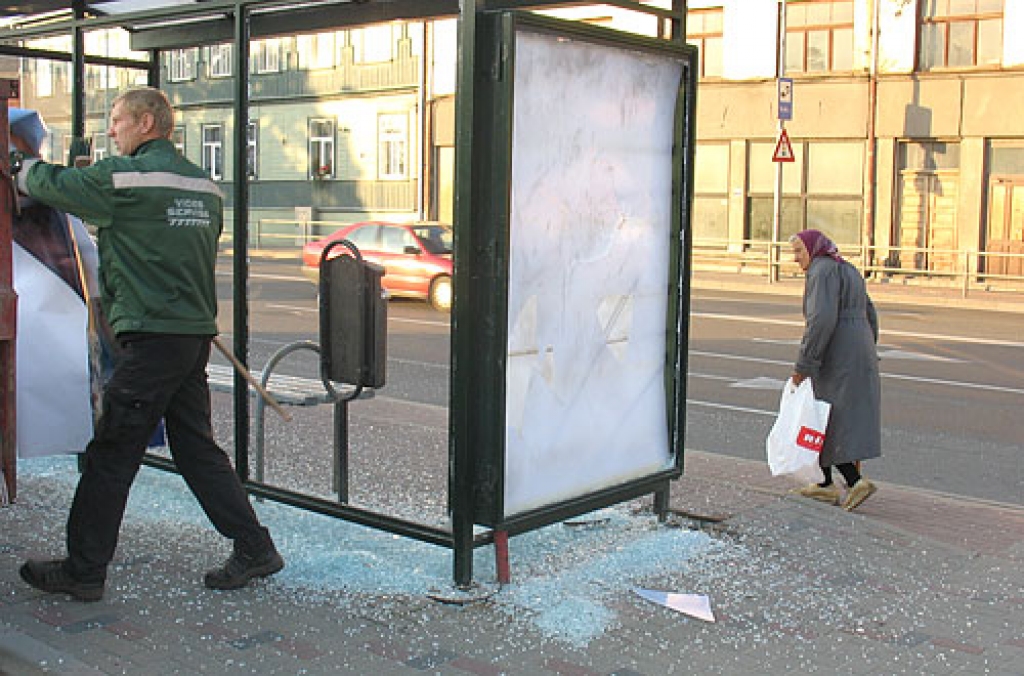 Vandaļi posta autobusu pieturas