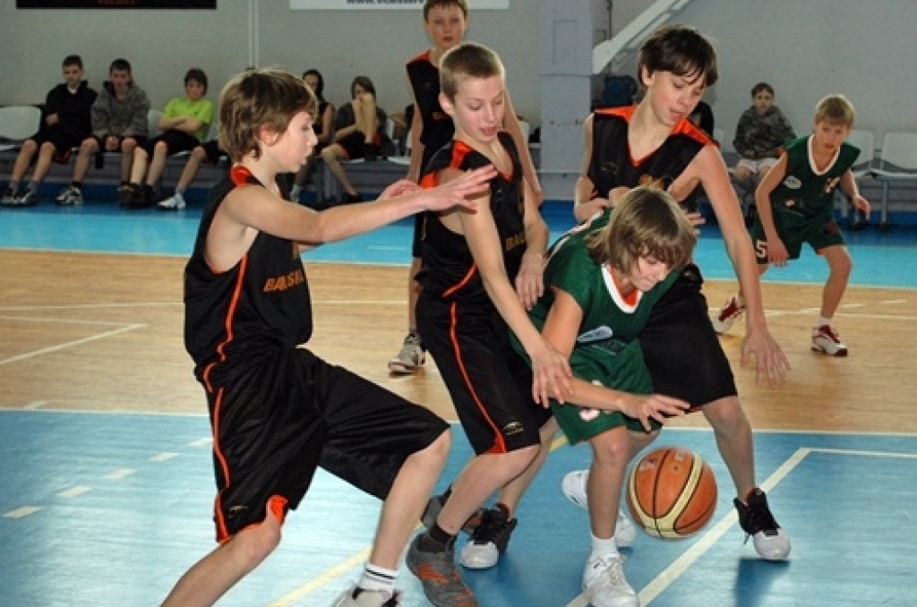Jaunie basketbolisti gūst uzvaras