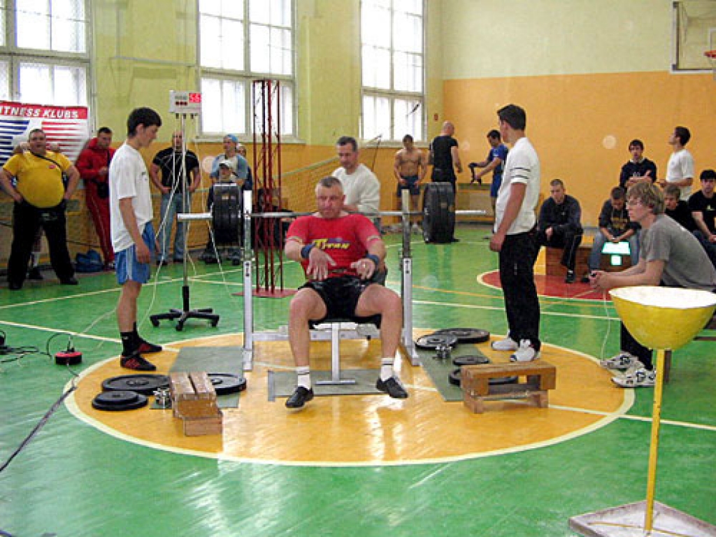 Spēkavīri brauc mājās ar medaļām
