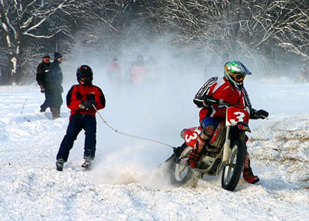 Aicina uz ziemas motokrosu un skijoringu Iecavā