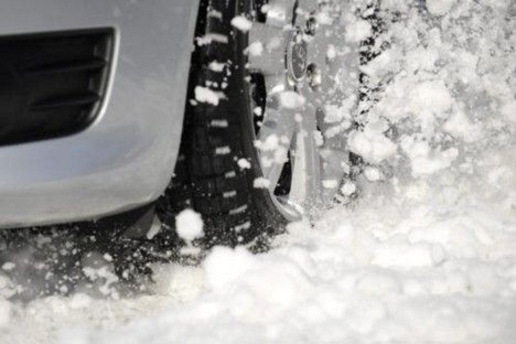 Policija atgādina par nepieciešamību automašīnas aprīkot ar ziemas riepām