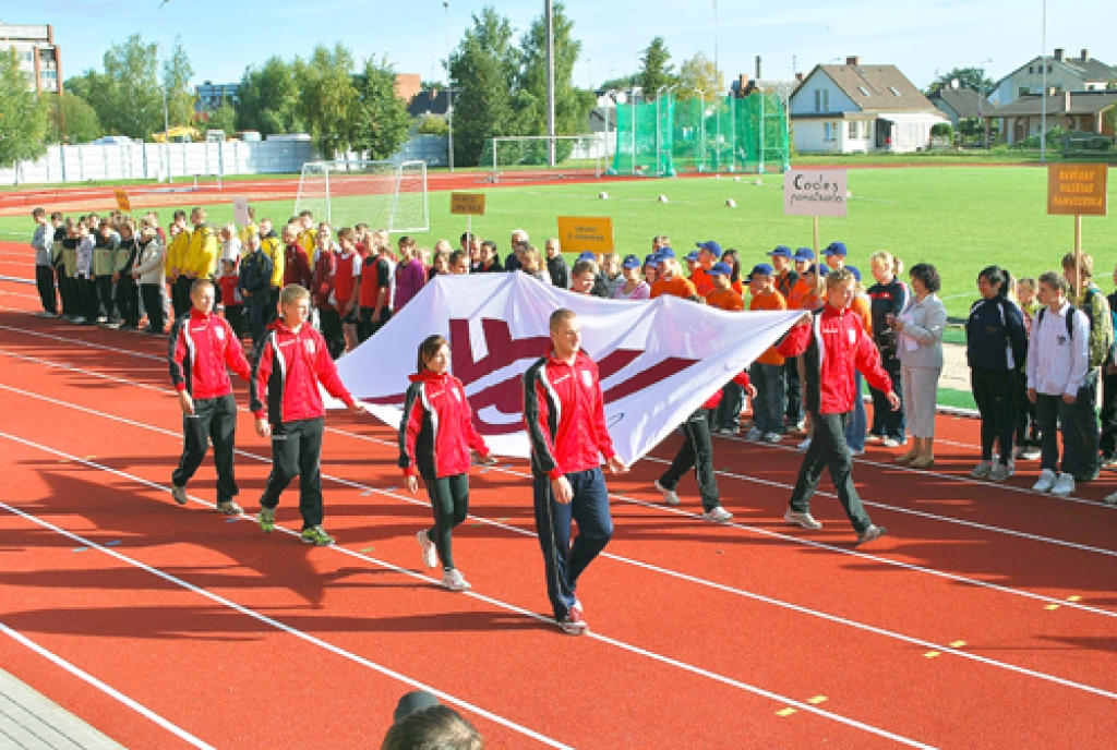 Stadiona atklāšana pulcina augstas amatpersonas un labākos sportistus