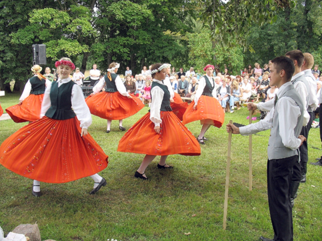 Vallieši gatavojas svinībām Saieta namā