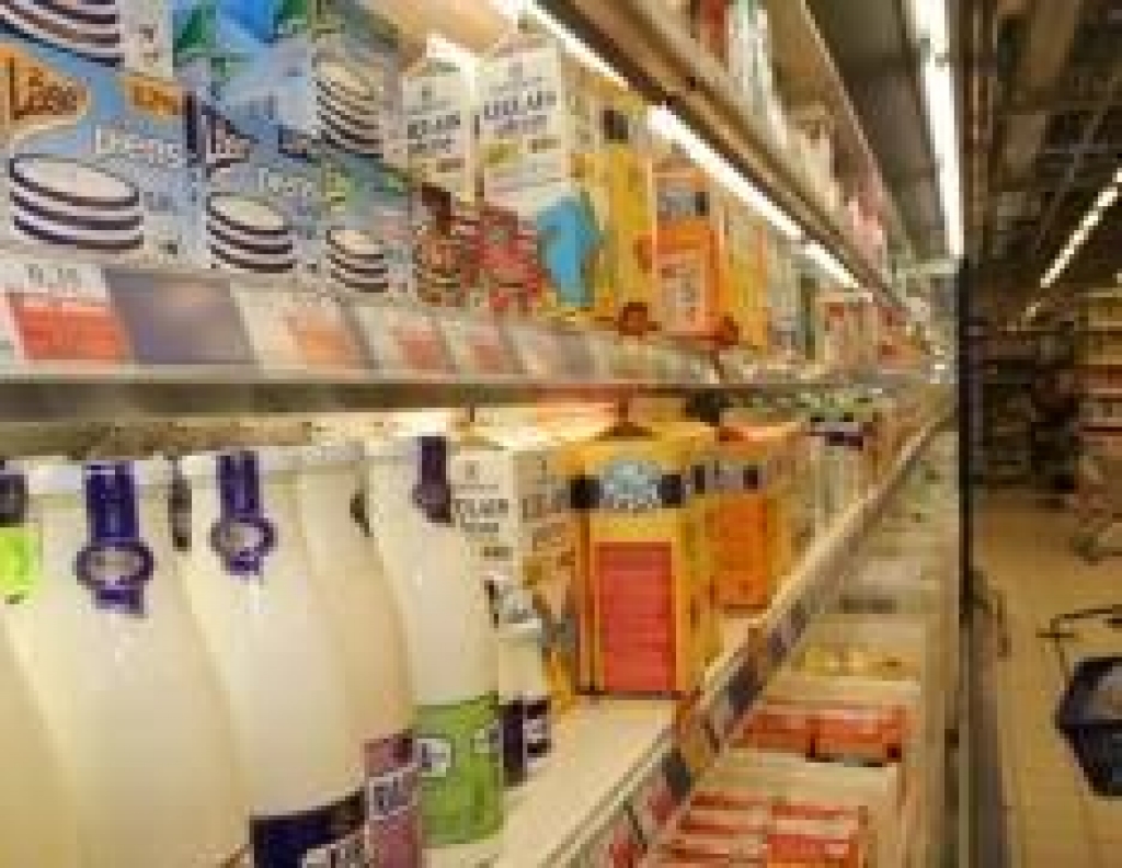 Cenas visstraujāk samazinājušās pienam un piena produktiem
