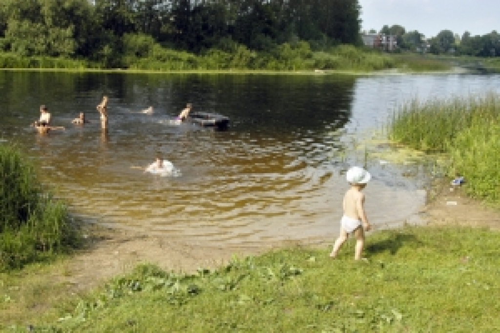 Vairākās peldvietās aizliegts peldēties