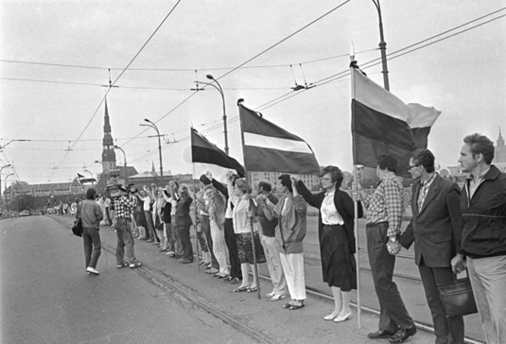 23. augusts noteikts par staļinisma un nacisma upuru atceres dienu