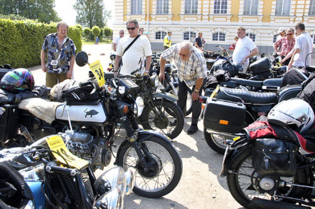 Motociklu vectētiņi braucienu noslēdz Mežotnē