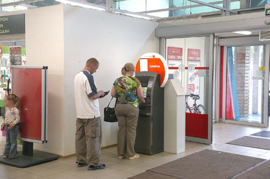 Pensionāri kļūst par banku klientiem