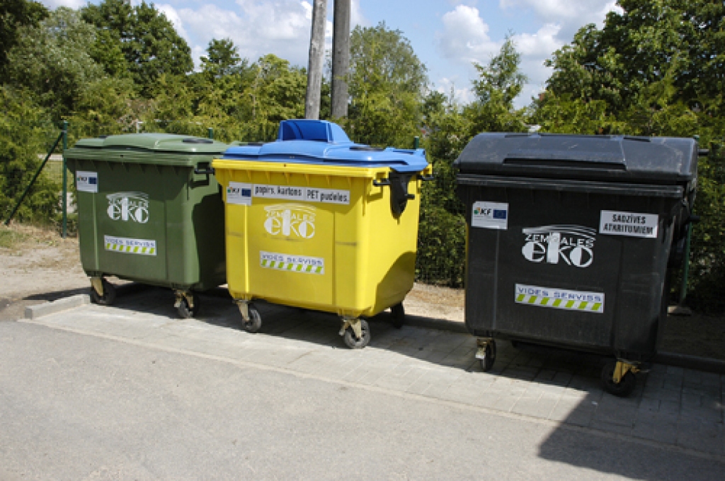 Uzstāda jaunus konteinerus