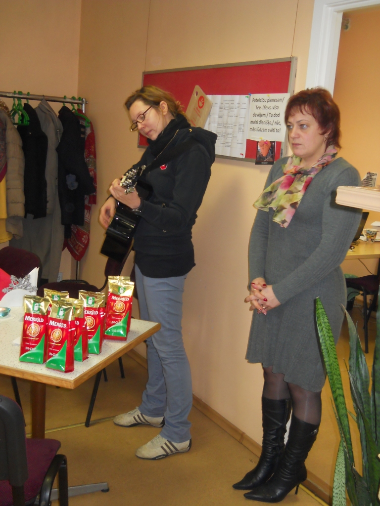 Iecavā iepriecina vientuļos seniorus