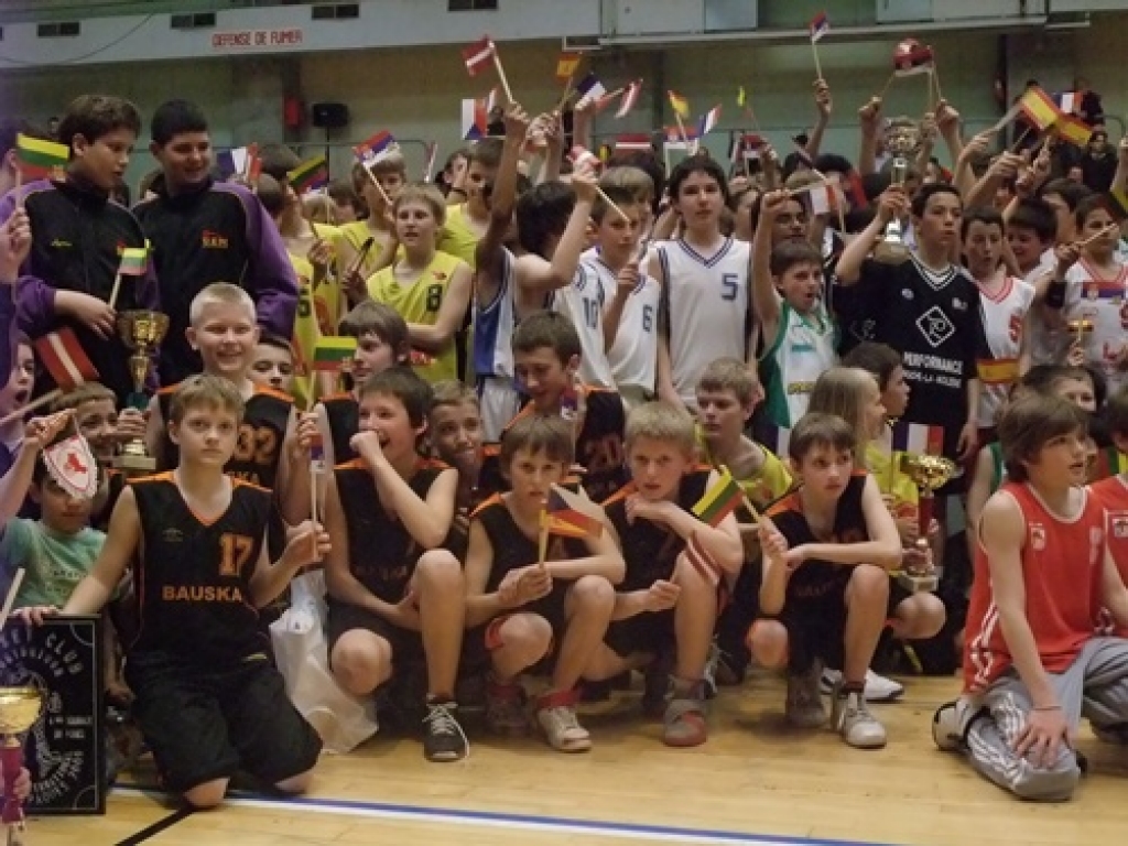 Jaunie basketbolisti spēlē Francijā