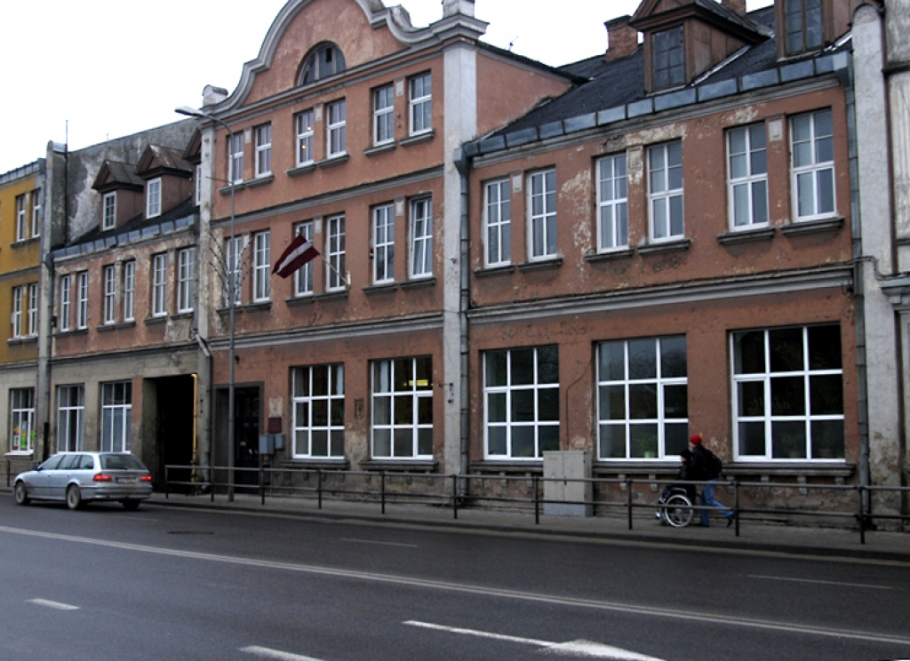 Vakarskolēni mācīsies divās ēkās