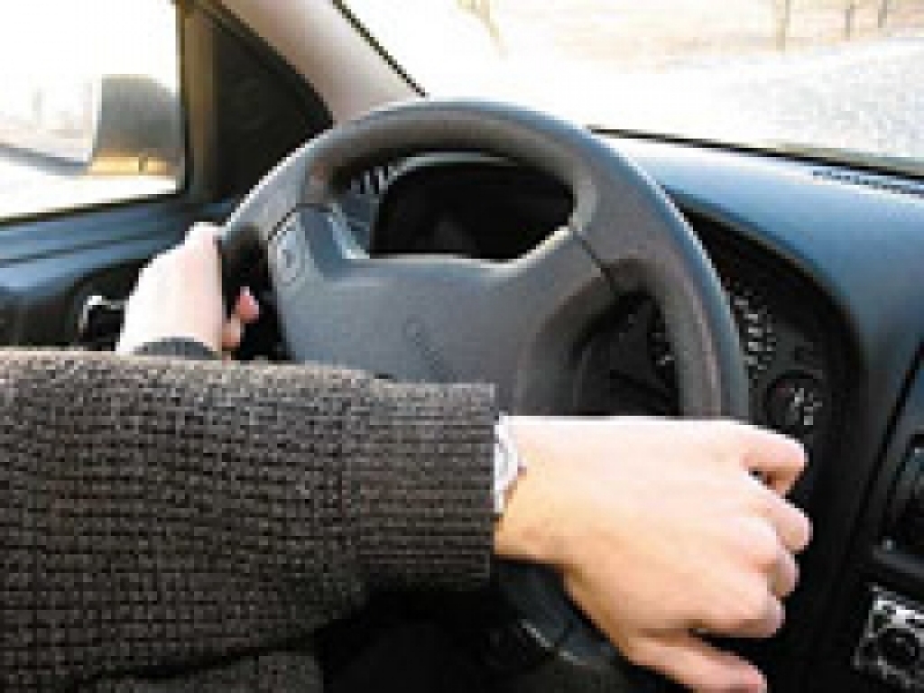 Piedzēries šoferis nenovalda auto