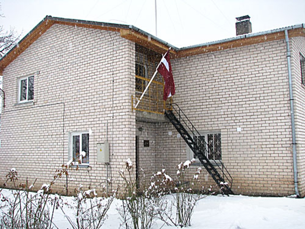 Pie skolām iedegs ugunskurus