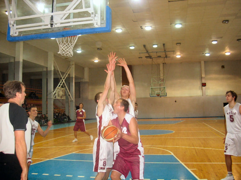 Basketbolisti pārliecinoši uzvar