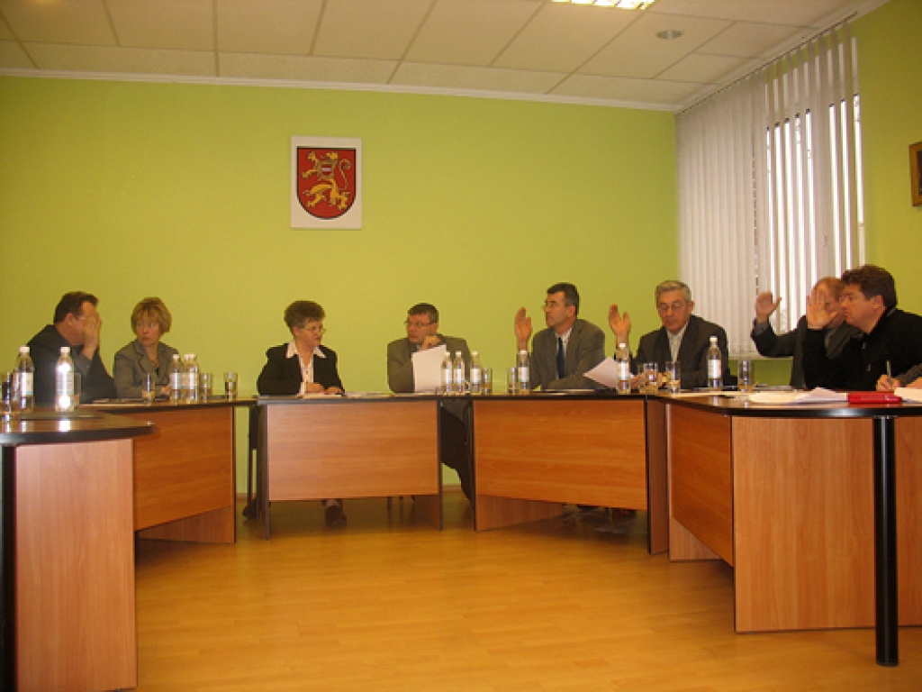 Domē smaga diskusija par algu samazināšanu