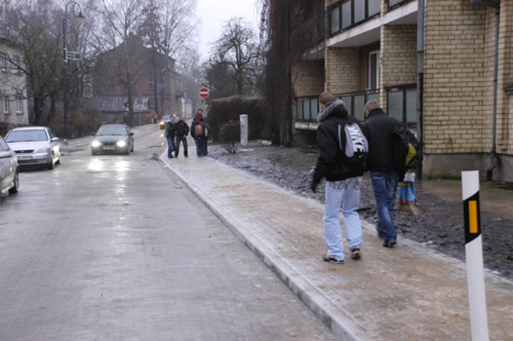 Uz apledojušām ietvēm lauž kaulus