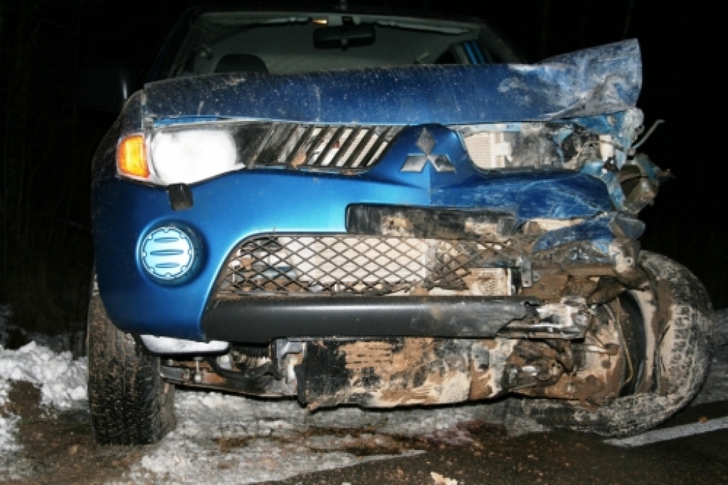 Auto avarē uz slidenas brauktuves