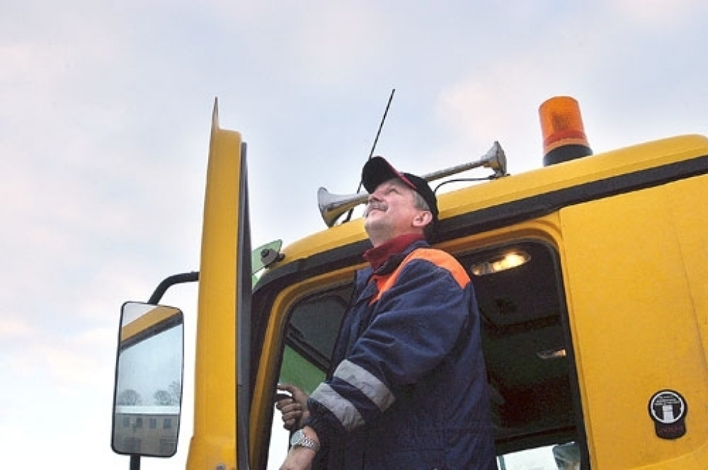Ceļu uzturētāji sāk kaisīt autoceļus, lielāku salu gaida mēneša beigās