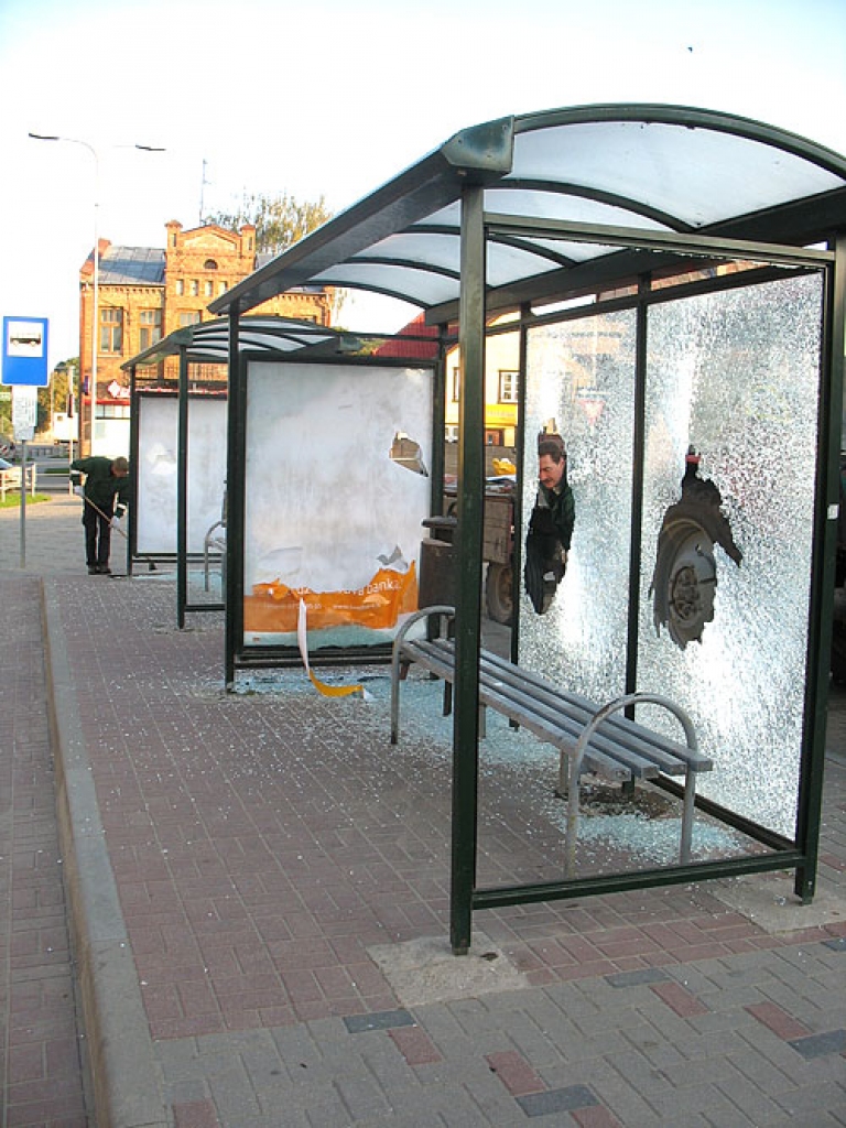 Dzērāji demolē Bauskas Rātslaukumā 