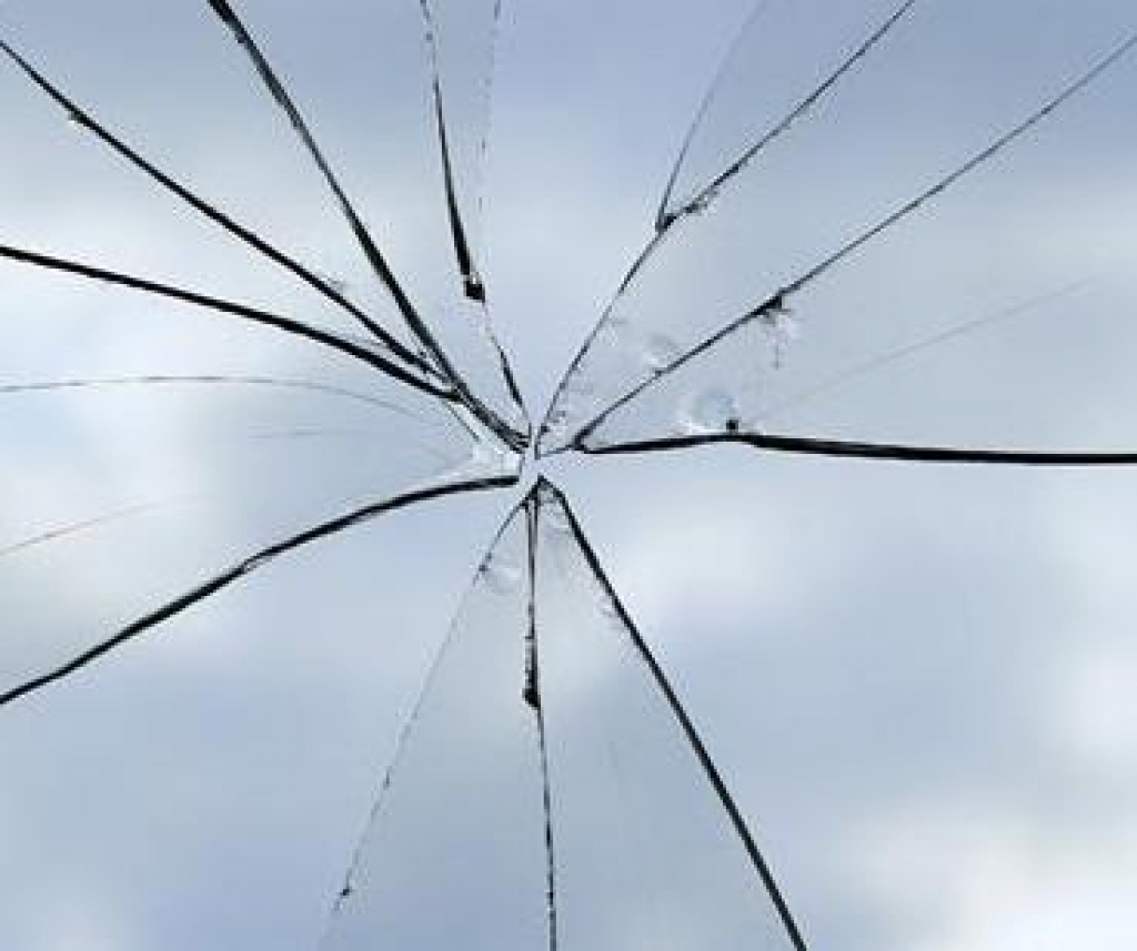Izsit veikalu durvju un logu stiklu