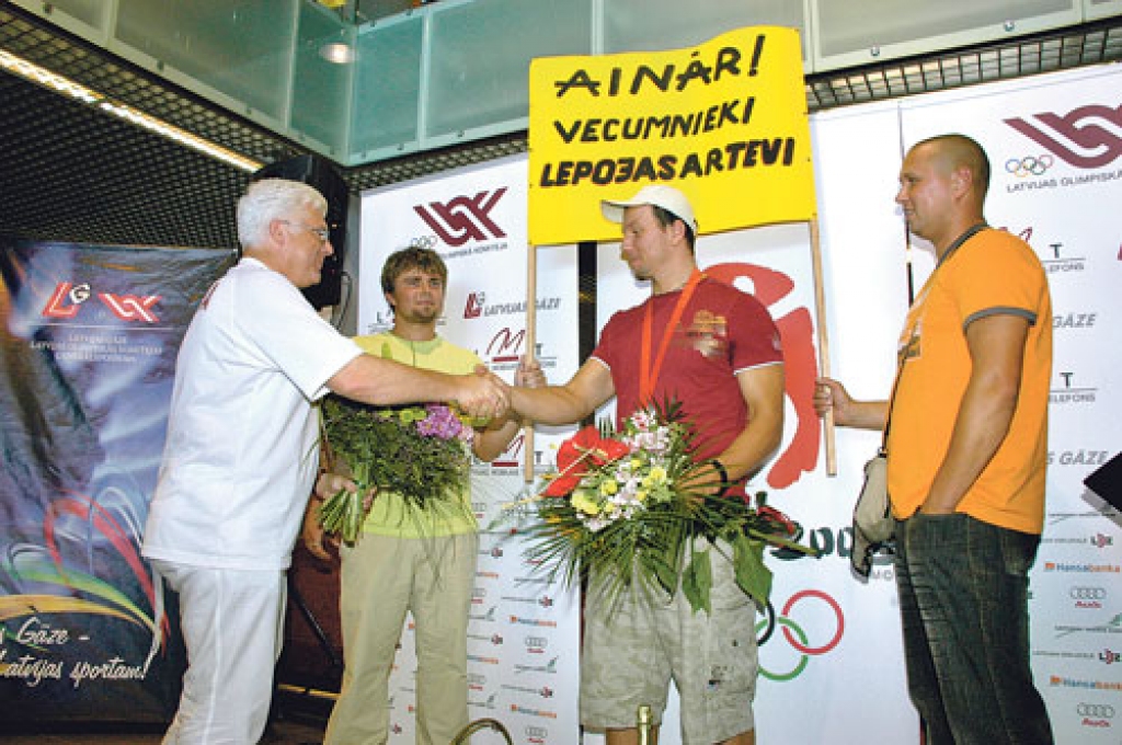 Aināru Kovalu sagaida līdzjutēji un orķestris